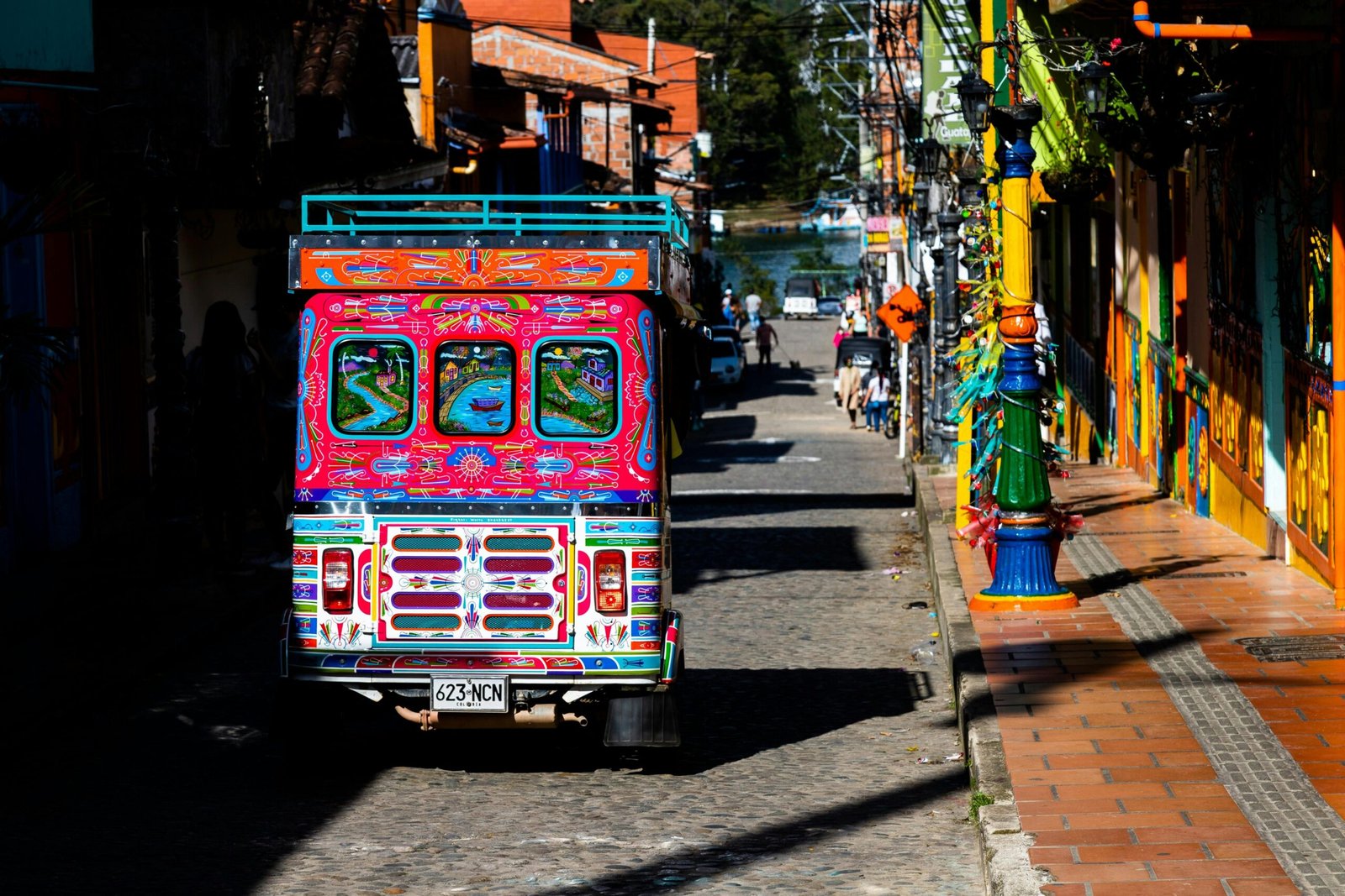 Agencia de viajes trabajando con un tour operador receptivo en Colombia